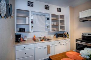 Cozy Downtown Guest House 2BR1BA Sleeps 8