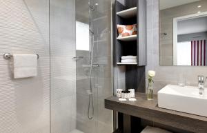 Hotels The Originals Boutique, Hotel Les Strelitzias : photos des chambres