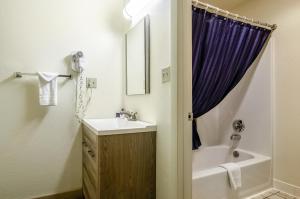 King Room - Non-Smoking room in Americas Best Value Inn & Suites Ft Collins E at I-25