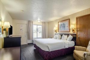 One King Bed Accessible Non-Smoking room in Americas Best Value Inn & Suites Ft Collins E at I-25