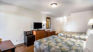 Deluxe Queen Room with Two Queen Beds - Smoking room in Motel 6-Hot Springs, AR