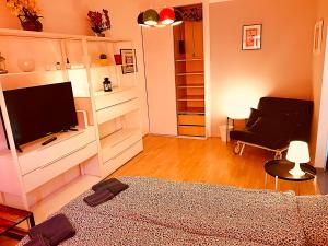 50 m to metro Ratusz Arsenał apt for 3 people