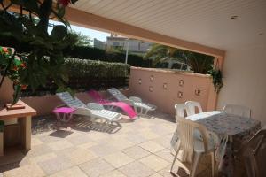 Villas Domaine de vacances a 600m de la plage villa 3 chambres climatisees 7 couchages WIFI terrasse parking animations et piscines en supplement LRPDSR8 : photos des chambres