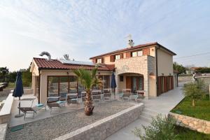 Villa Muskatel KRK -with heated covered pool