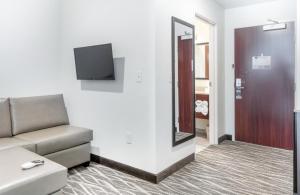 Cobblestone Hotel & Suites - Janesville