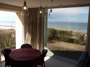 Gites "Pieds dans LEau" ou "Plage" en FRONT DE MER à Asnelles , 3km dArromanches, 10km de Bayeux