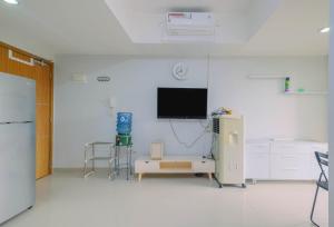 Minimalist and Posh 1BR The Oasis Cikarang Apartment By Travelio