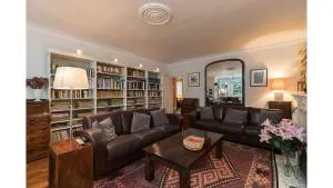 JOIVY Elegant 2 bed near Hampstead and Camden, sleeps 4 - London