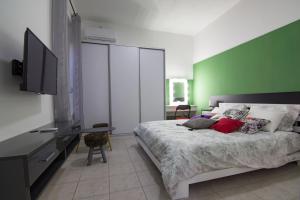 One-Bedroom Apartment room in Iskra
