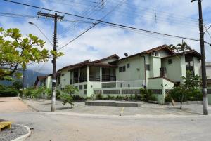 Praia de Maranduba - Em frente ao Mar - Apto Duplo para até 12 pessoas - Internet fibra - Churrasqueira privativa