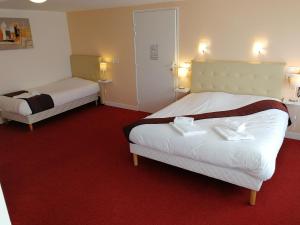 Hotels Logis Hotel Le Bretagne : Chambre Triple