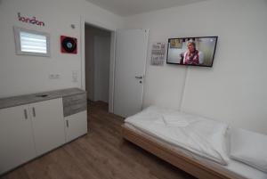 Standard Twin Room with Shared Bathroom room in AB Möhringen Messe Zimmer