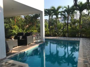 Mae Phim -Beachfront living in a villa with a private pool !