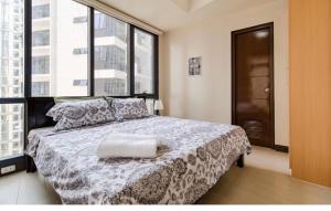 Spacious 2 Bed 2 Bath Venice Canal Mall Mckinley Hill BGC