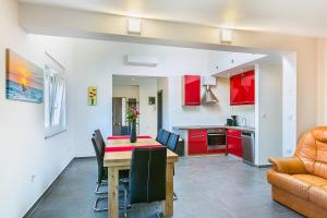 Istriensonne 0146 - Tess mit Meerblick