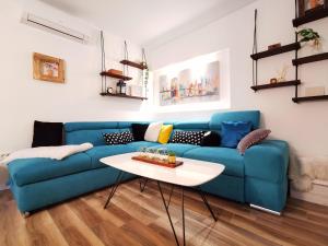 COLORS APARTMENT SPLIT