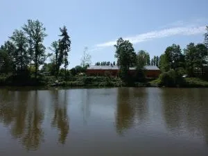 Florennes Gîte neuf 150 M2 devant un grand lac privé de 2 hectares poissonneux au milieu des bois - Thy-le-Bauduin