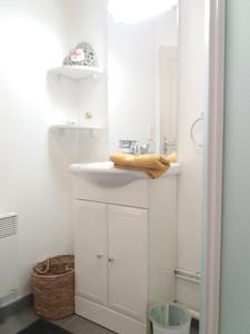 Appartements LA PAUSE studio sur le quai Maupassant a Fecamp : photos des chambres