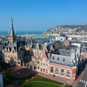 Appartements LA PAUSE studio sur le quai Maupassant a Fecamp : photos des chambres