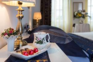 Room "Ezekiel, Royal blue suite