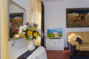 Room "Ezekiel, Royal blue suite