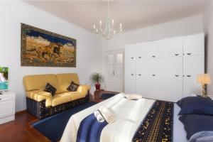Room "Ezekiel, Royal blue suite