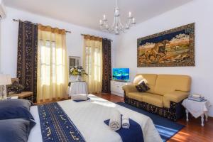 Room "Ezekiel, Royal blue suite