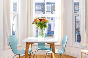 Stylish 2 Bed Apartment-Zone 2 - 10 Minutes to the heart of London- sleeps up 8