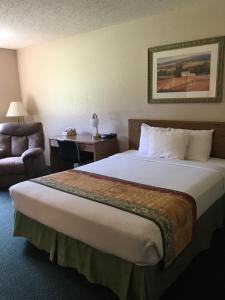 Queen Room room in Cassville Four Seasons Inn & Suites