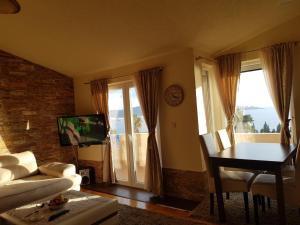 Deluxe One-Bedroom Apartment with Balcony and Sea View room in Villa Jupok 2