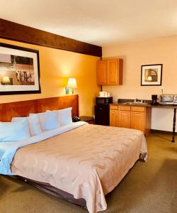 King Studio - Non-Smoking room in Baymont by Wyndham Front Royal Near Shenandoah National Park