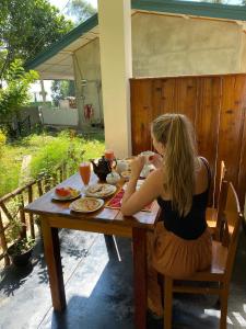 Mango Shadow Inn Ella