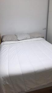 APARTAMENTO ESTUDIO LOFT en el Centro para 3 o 4 Personas Cama doble y sofá cama Check in a partir de las 15 y 30 min pm y check out hasta las 11 y 30 pm con wifi Normalmente No se puede adelantar el check in