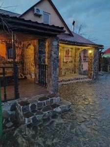 Затишна садиба з озером біля лісу