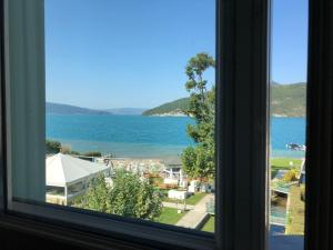 Appartements Logement atypique avec vue unique panoramique sur le lac d’Annecy, dans une residence avec plage et ponton privee sur la commune de Duingt (Rive gauche du lac). : photos des chambres