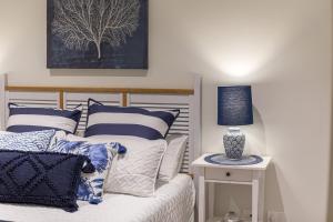 Hamptons Retreat on Level 77 in Skytower-Deluxe River & Bridge Views-CBD-Free Parking