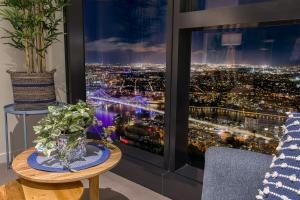 Hamptons Retreat on Level 77 in Skytower-Deluxe River & Bridge Views-CBD-Free Parking