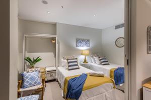 Hamptons Retreat on Level 77 in Skytower-Deluxe River & Bridge Views-CBD-Free Parking