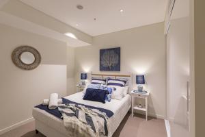 Hamptons Retreat on Level 77 in Skytower-Deluxe River & Bridge Views-CBD-Free Parking