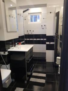 Mirrors Old Town Central