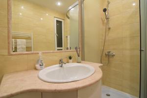 Resedinta lui Calin - Calea Victoriei near Royal Palace