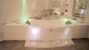 Zimmer mit Kingsize-Bett und Whirlpool