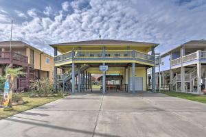 Holiday Home room in Beach House with Tiki Bar Less Than half Mile to Crystal Beach