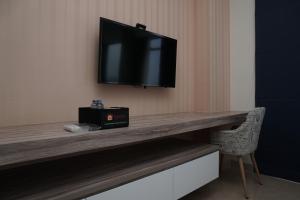 Cozy and Tranquil Studio Menteng Park Apartment By Travelio