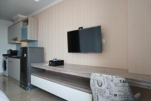 Cozy and Tranquil Studio Menteng Park Apartment By Travelio
