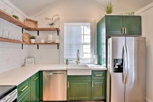 Near Beach and Strand Bright Cottage in Galveston