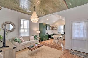 Near Beach & Strand: Bright Cottage in Galveston
