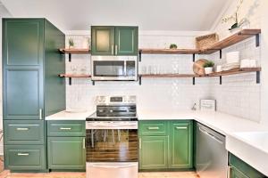 Near Beach and Strand Bright Cottage in Galveston