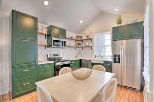 Near Beach & Strand: Bright Cottage in Galveston