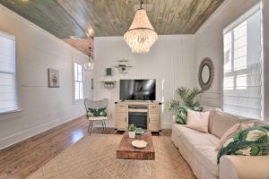 Near Beach & Strand: Bright Cottage in Galveston
